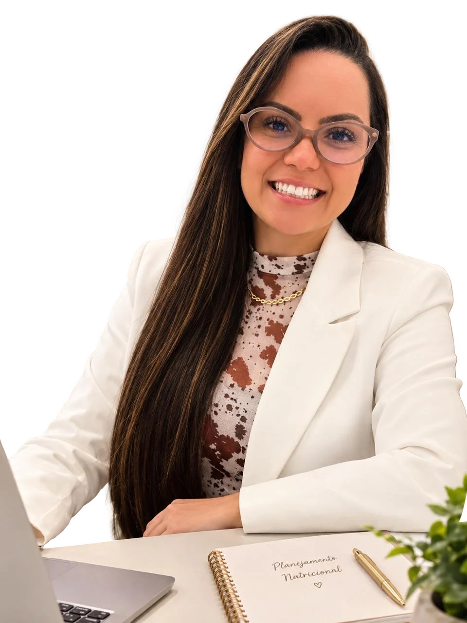 Gislaine Duarte, nutricionista, à mesa com seu notebook.